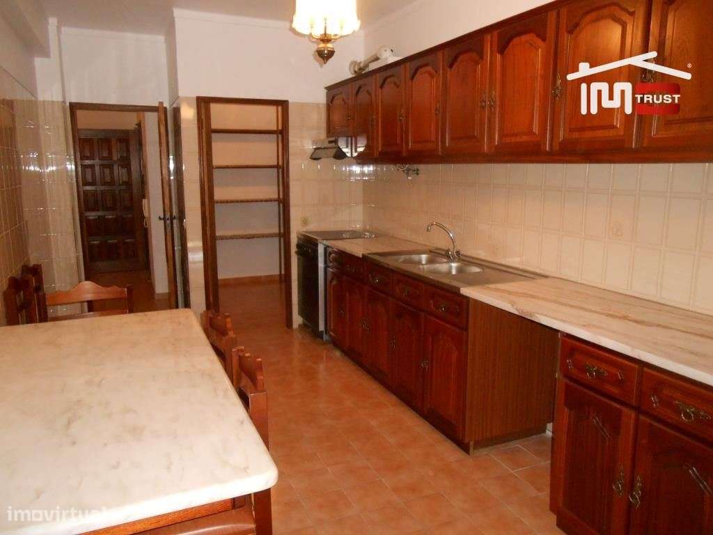 APARTAMENTO T3 MOBILADO COM ELEVADOR E PARQUEAMENTO ROTUNDA NORTE E... - Grande imagem: 4/30