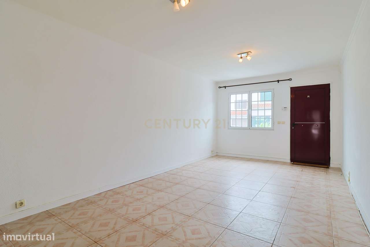 Moradia T2+1 com sótão, garagem, jardim e logradouro – Ponta Delgada-4