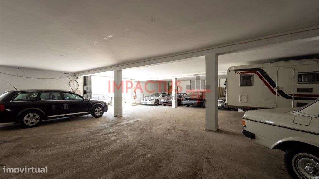 Armazém em terreno de 20 148m2 com bons acessos - Grande imagem: 5/10