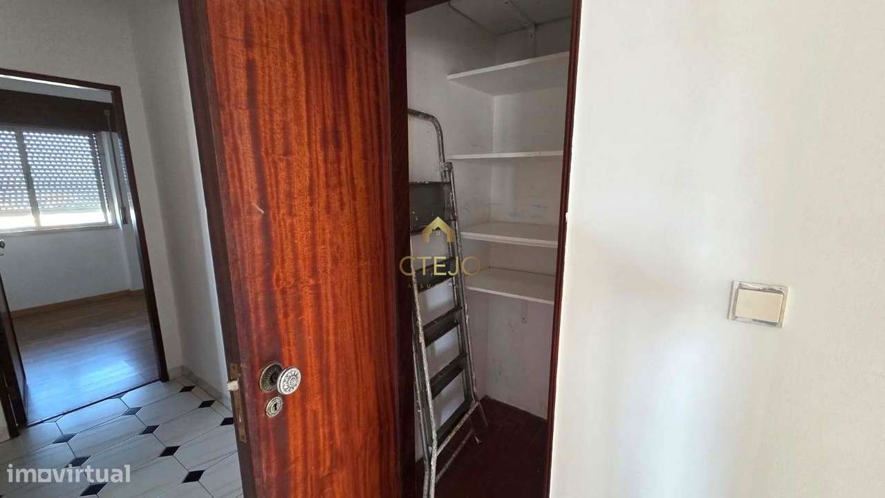Apartamento T3 com Vista Rio em Sacavém-29