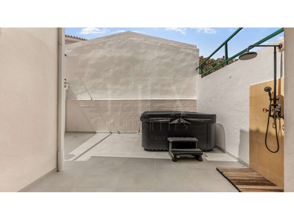 MORADIA T4 TOTALMENTE REMODELADA EM CASCAIS-46