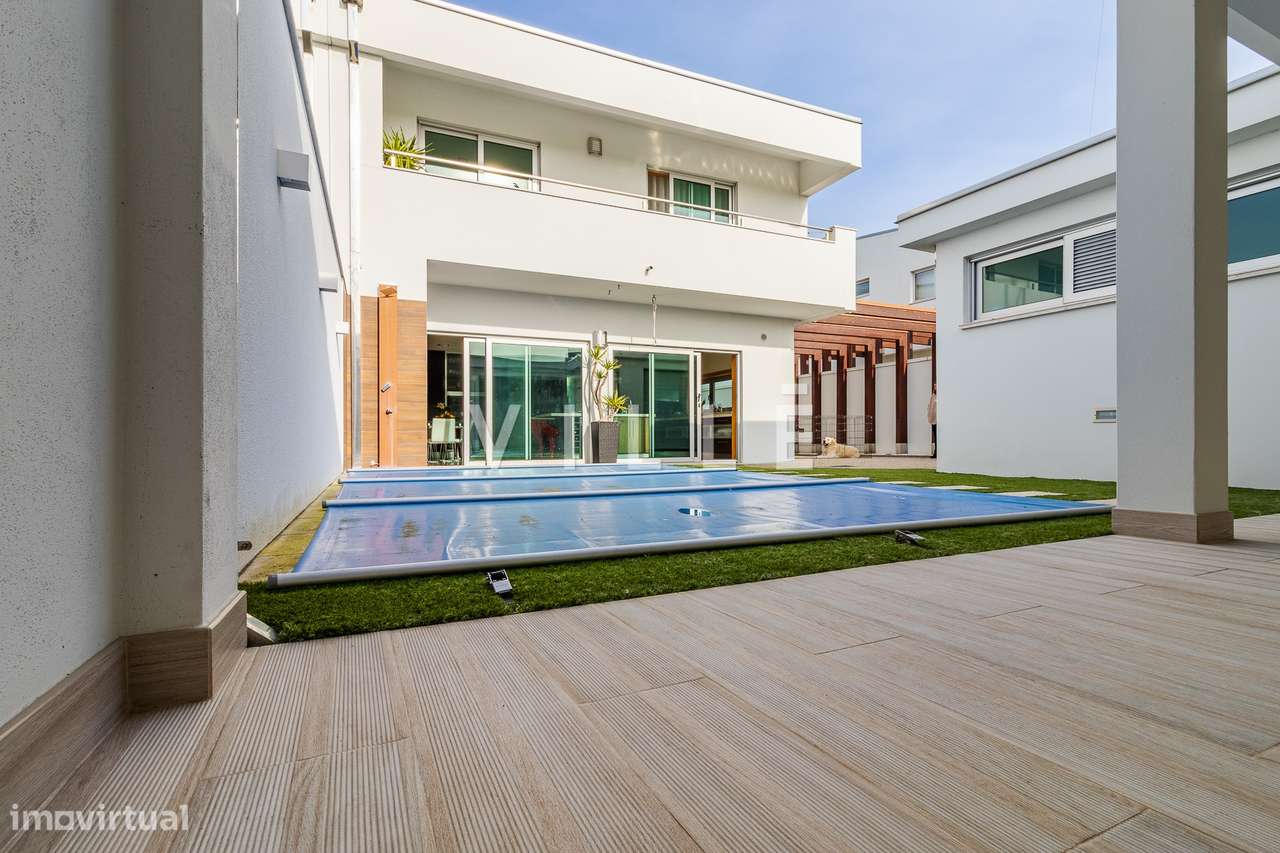 Moradia T4 com piscina aquecida e garagem dupla-11