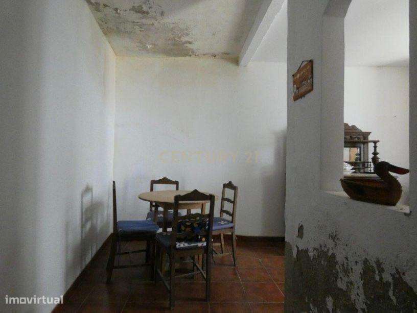 MONTEMOR-O-NOVO - Moradia que carece de obras.-11