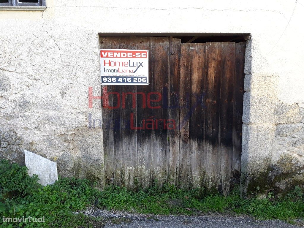 Casa antiga para recuperar no centro da aldeia de Vilar d...