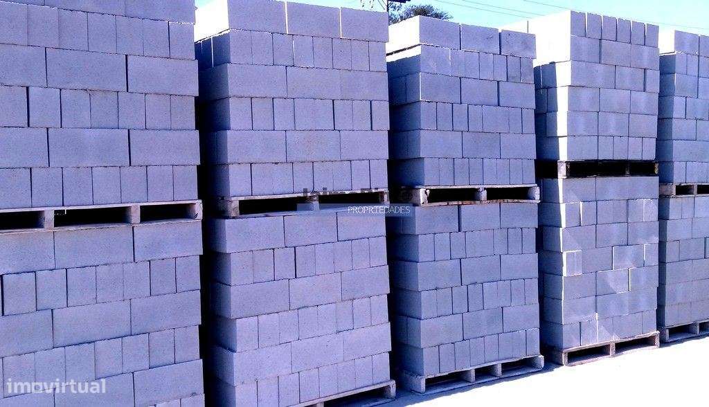 Fábrica de Artefactos de Betão para Construção Civil. Portugal, Lei... - Grande imagem: 1/6