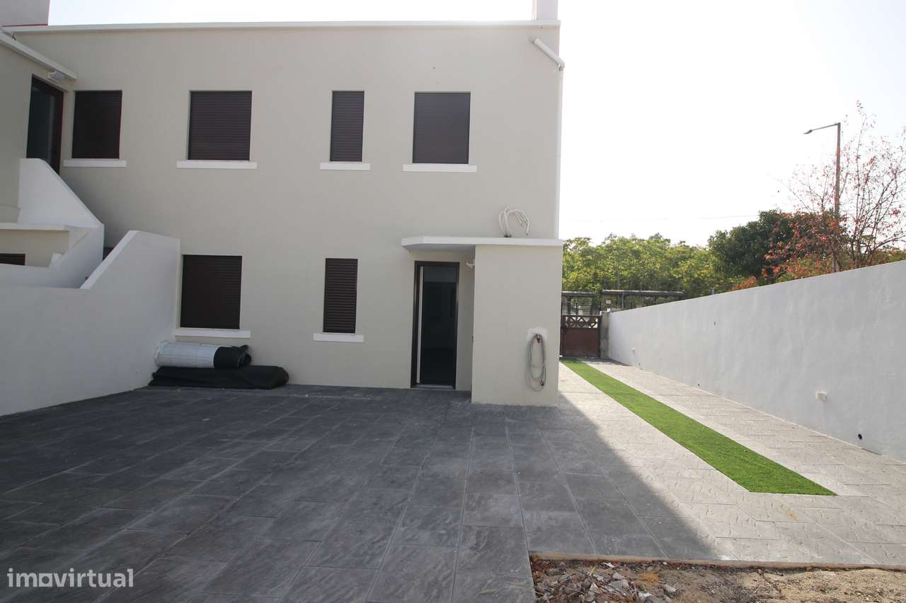 Rc de moradia com Quintal e estacionamento no Seixal-41