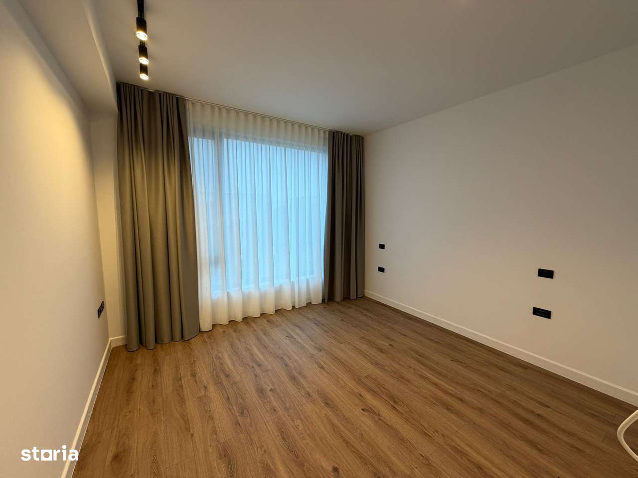 LA CHEIE! GATA DE MUTARE-TEREN 300 MP școală Americana 3 min.-6