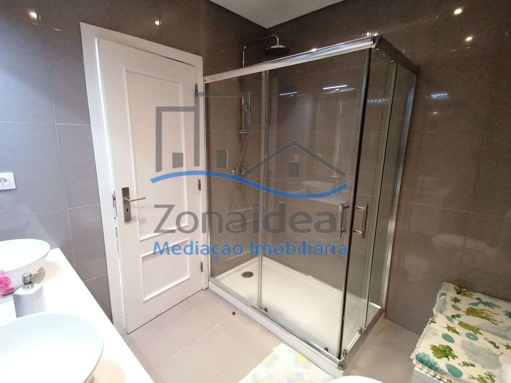 Apartamento T3 Duplex com parqueamento 2 carros - Alenquer-26