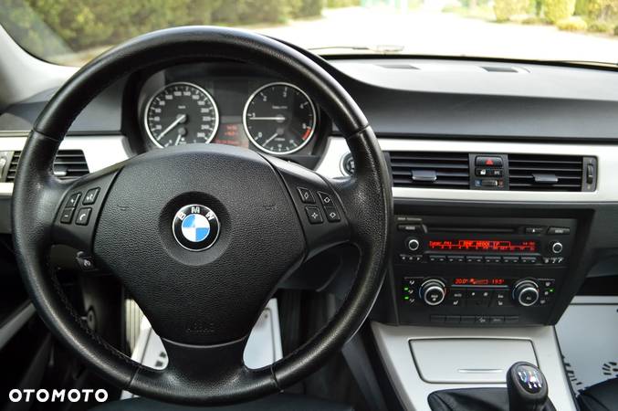 BMW Seria 3 320d xDrive - 17