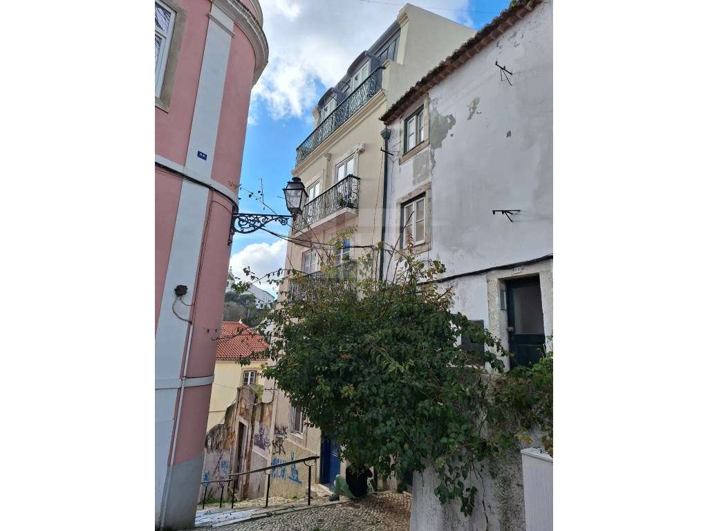 Apartamento T2 na Graça, Lisboa, perto de transportes públicos.-19