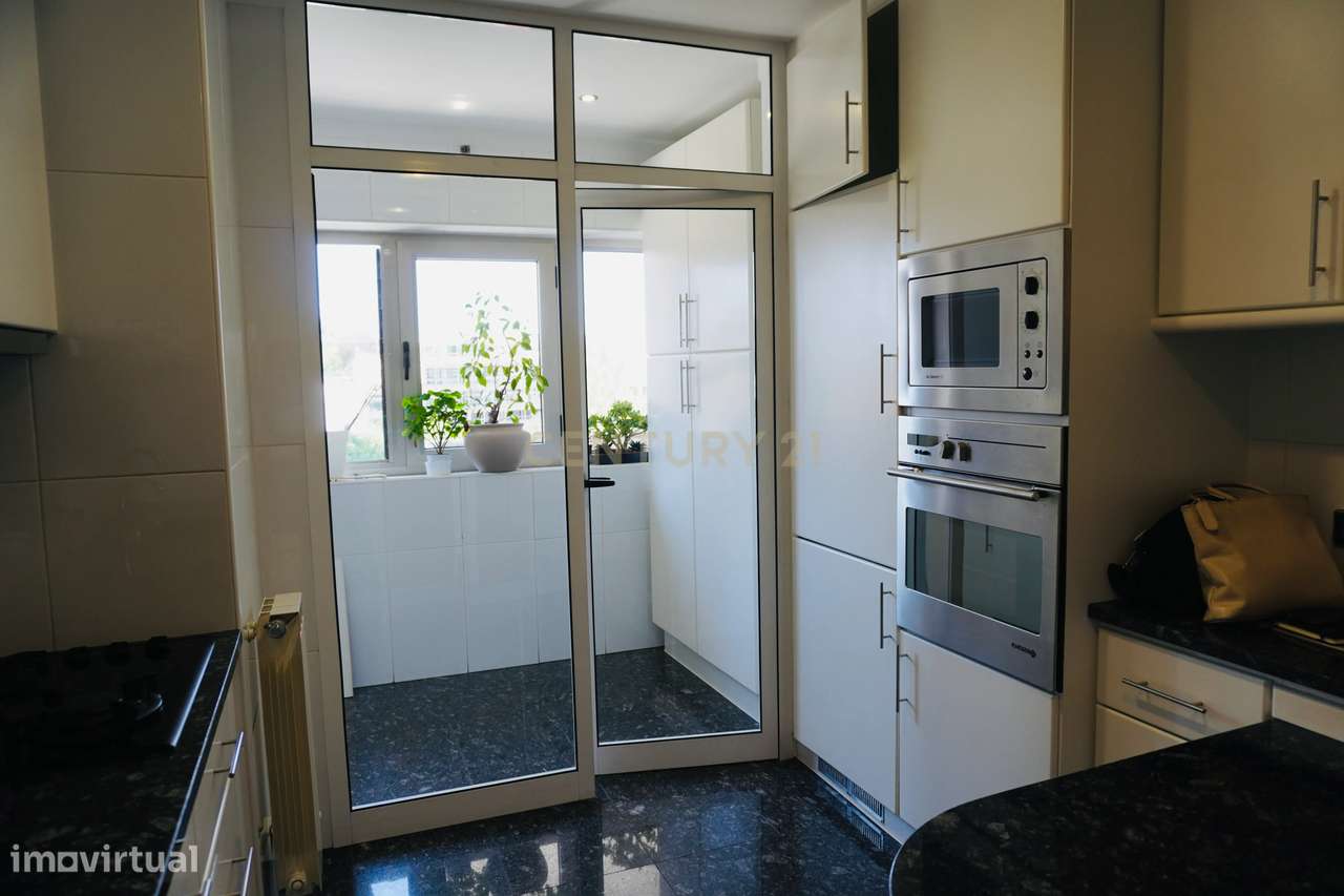 T3 com Suite, Varandas e Garagem em Lordelo do Ouro - Grande imagem: 4/29