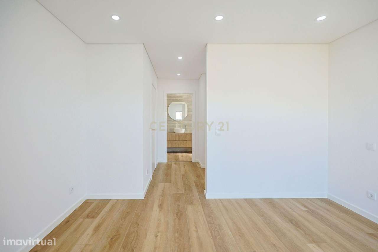 Moradia T4 em Charneca de Caparica, Almada-16