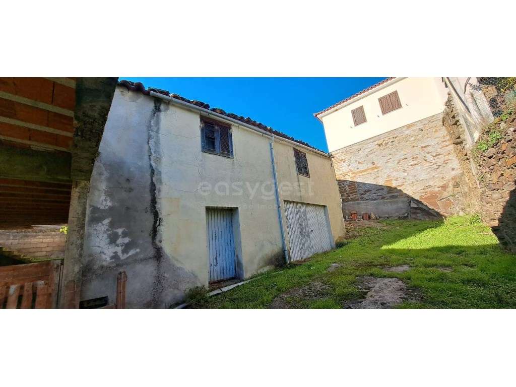 Moradia para recuperar na emblemática aldeia de Açoreira - Grande imagem: 4/12