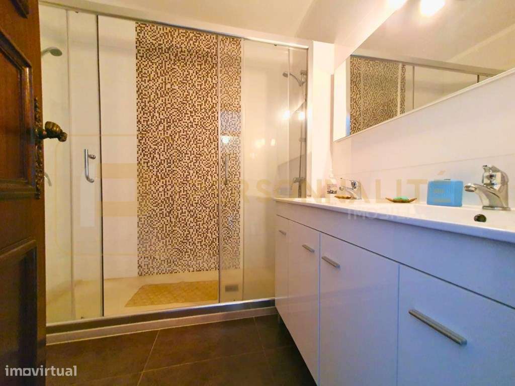 Apt. Duplex T4 + T3 c/ terraço e vistas sobre a Penha-10