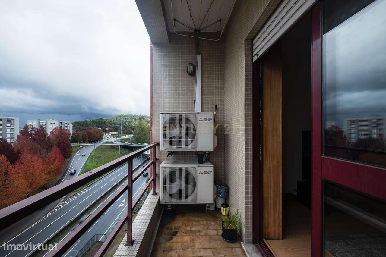 Apartamento T3 Renovado, com aquecimento central, varanda e lugar de g-25