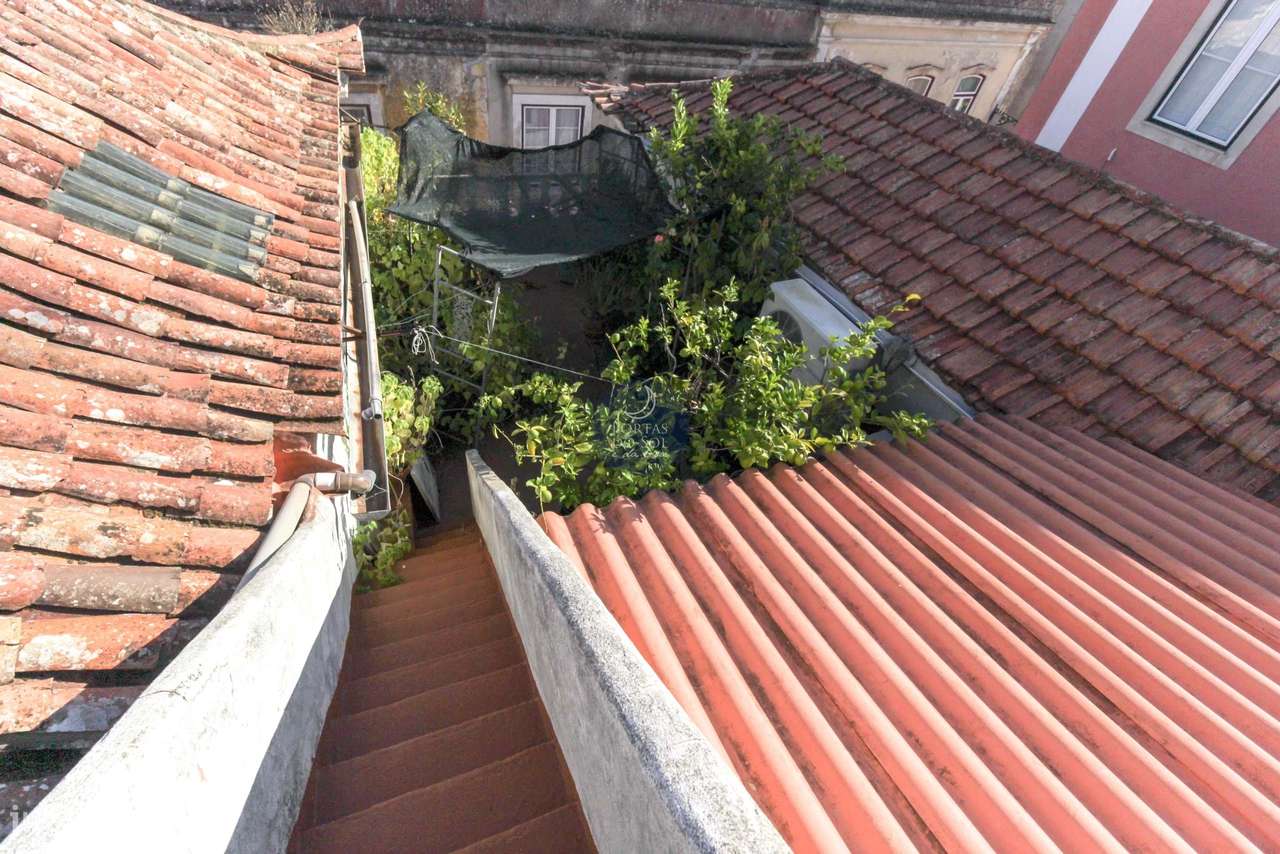 Prédio de 3 Pisos c/ Sótão e Terraço de Topo.-19