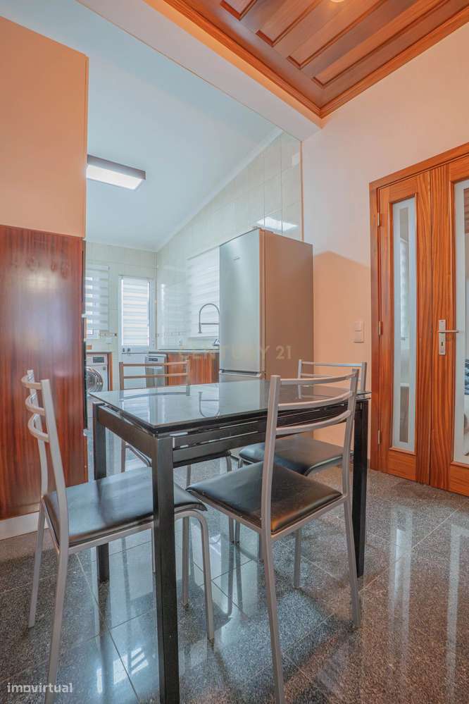 Oportunidade Única: T3 + T2 com Excelente Potencial-6