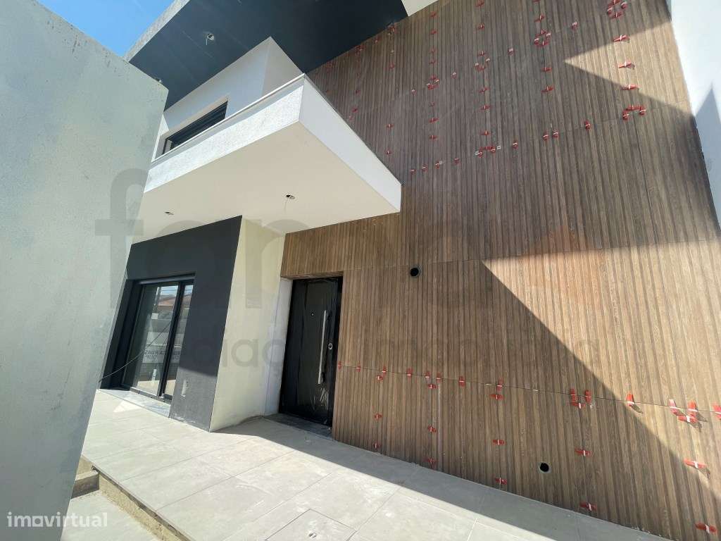 Moradia T3 com jardim e piscina em zona residencial tranquila-44