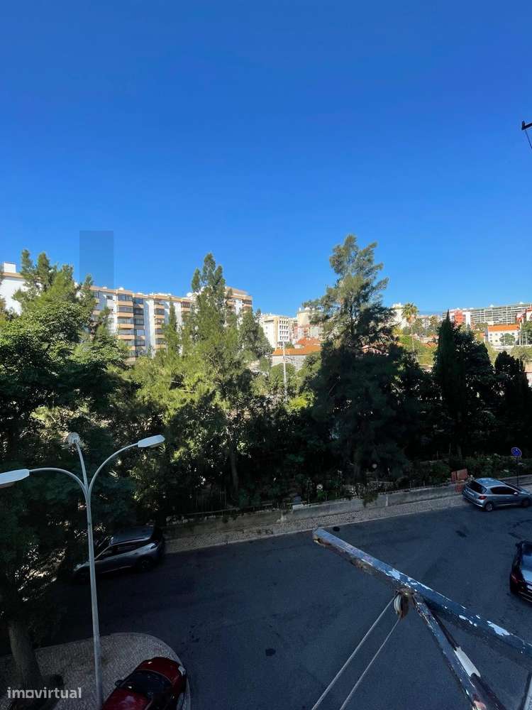 Apartamento T0 – Paço de Arcos | Semi-Remodelado | Varanda com Vista D - Grande imagem: 5/8