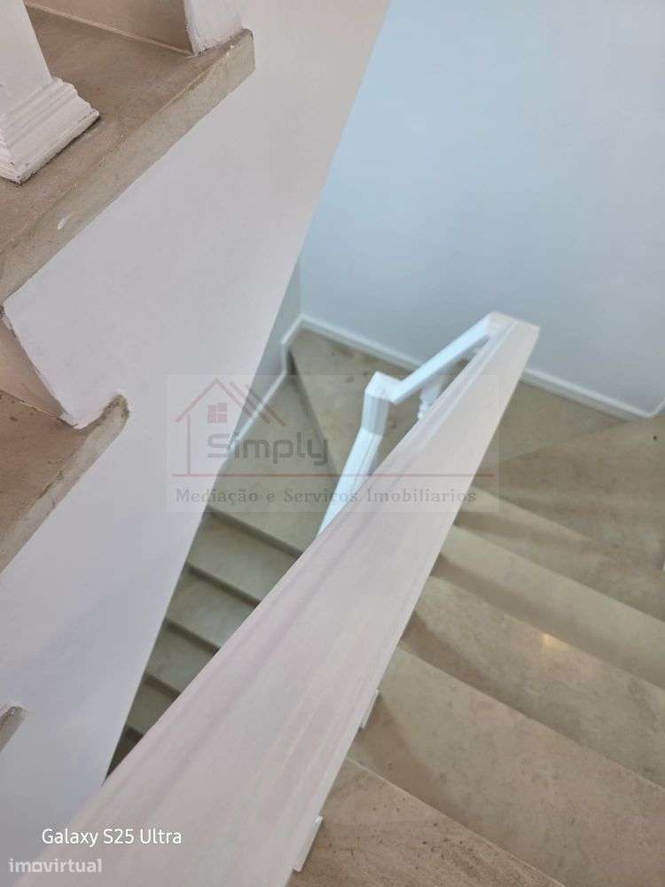 Moradia T4 com piscina e 900 m² de terreno na Quinta da Serralheira,-57