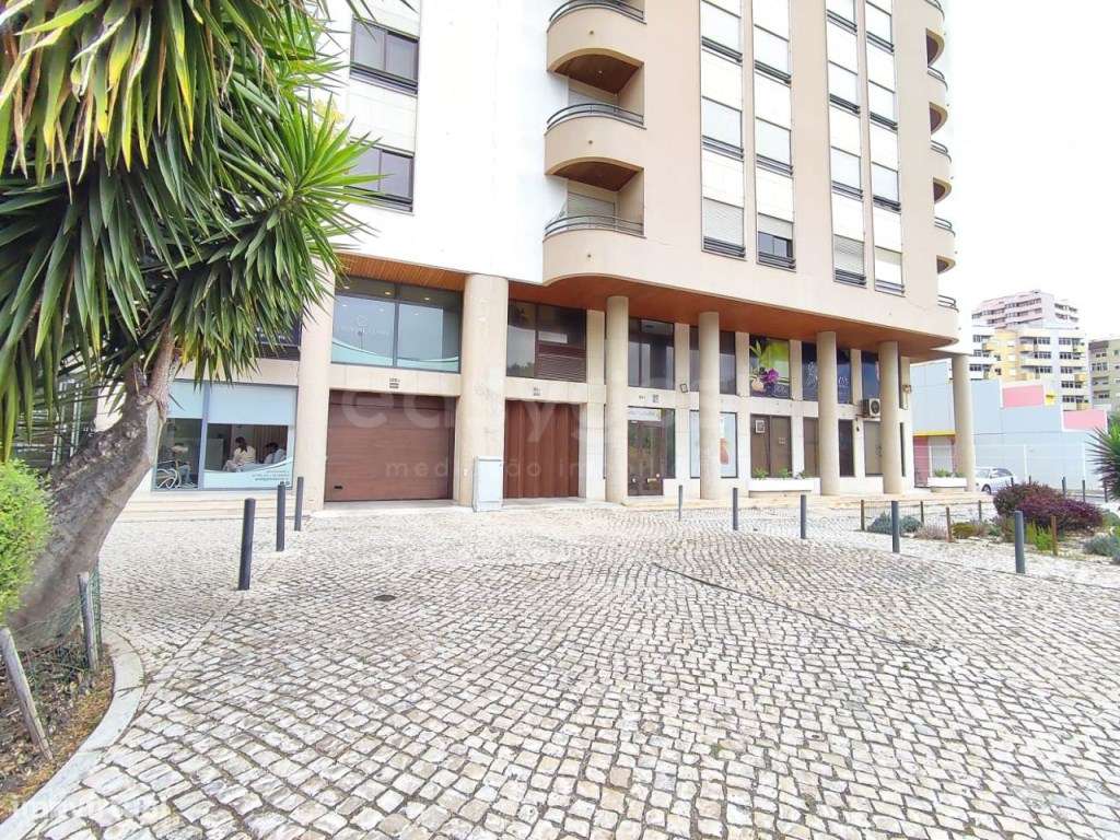 Garagem na estrada da Luz em Lisboa - Grande imagem: 3/20