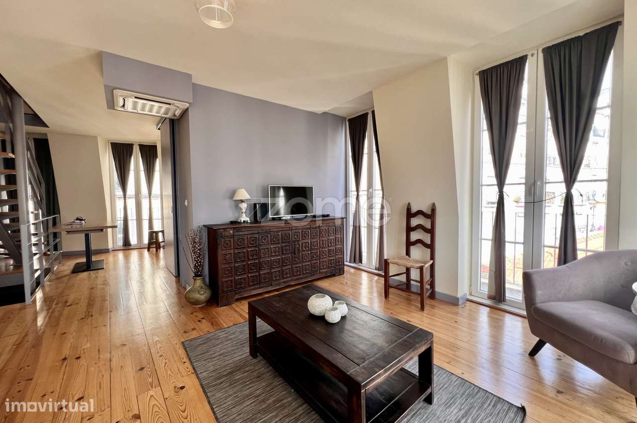 Prédio com 4 apartamentos e uma loja em Santa Catarina - Lisboa-0