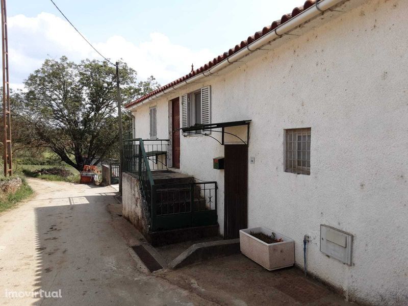 Moradia T2 com 61m2 na aldeia de Sobreiró de Baixo, Vinhais (Bragança)