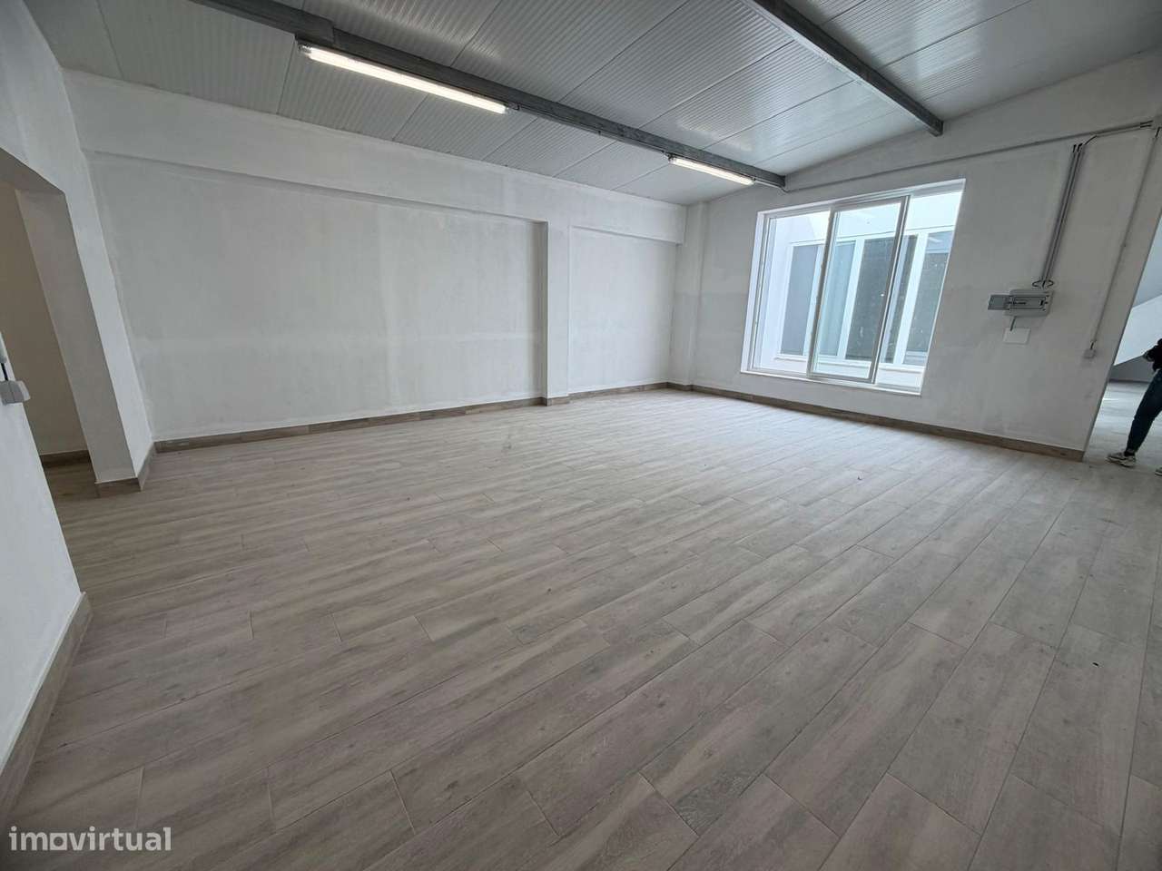 Armazém Totalmente Remodelado na Baixa da Banheira-10