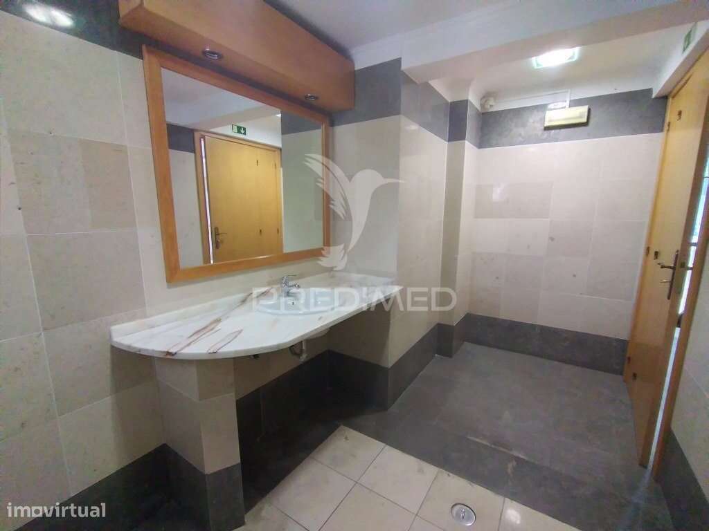 Vende se Loja  com 3 pisos Barreiro-6