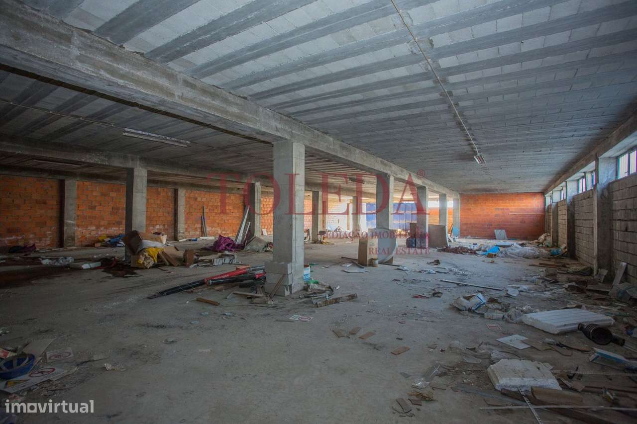 Armazém com 700m2 em zona Industrial-16