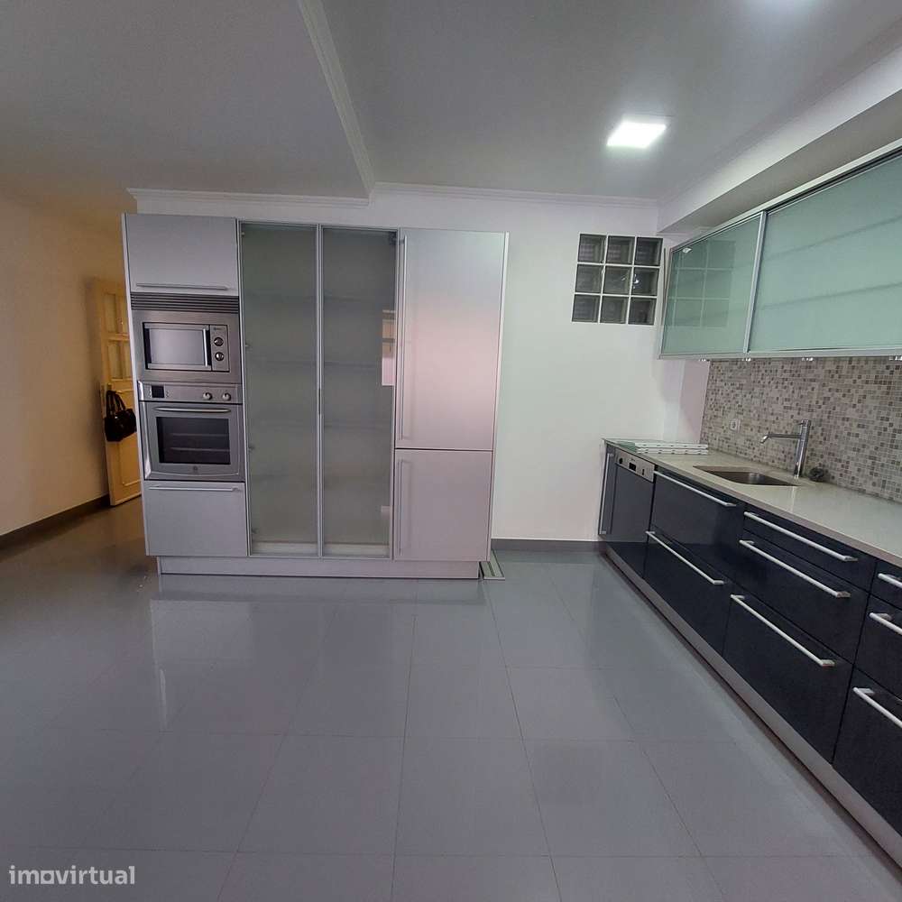 Apartamento T4 com 3 casas de banho e garagem - Grande imagem: 2/34