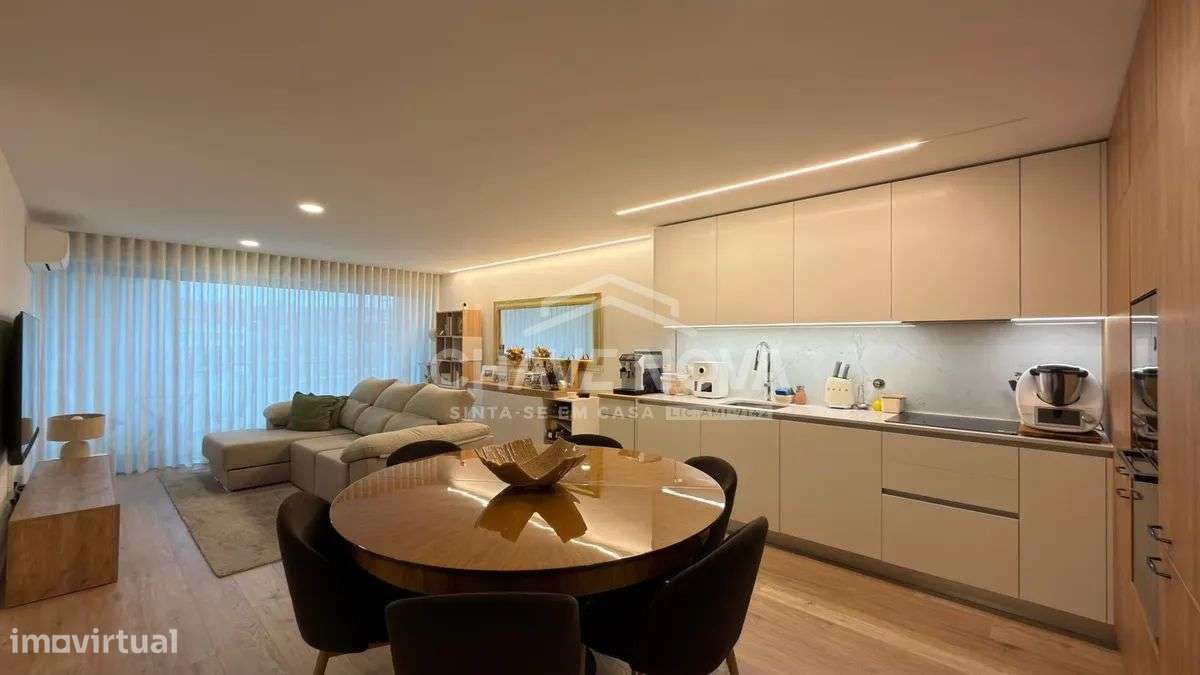 Apartamento T1+1 Como Novo c/ Lugar de Garagem em Santa Marinha (VL8)-7