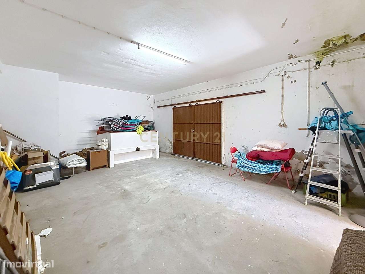 Moradia Espaçosa com 5 Quartos, Garagem Dupla e Vistas Deslumbrantes s-45