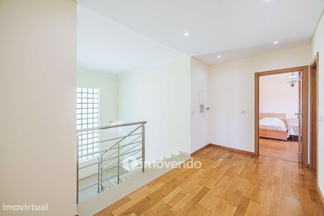 Moradia T4, com condomínio com piscina, em Almargem do Bispo-10