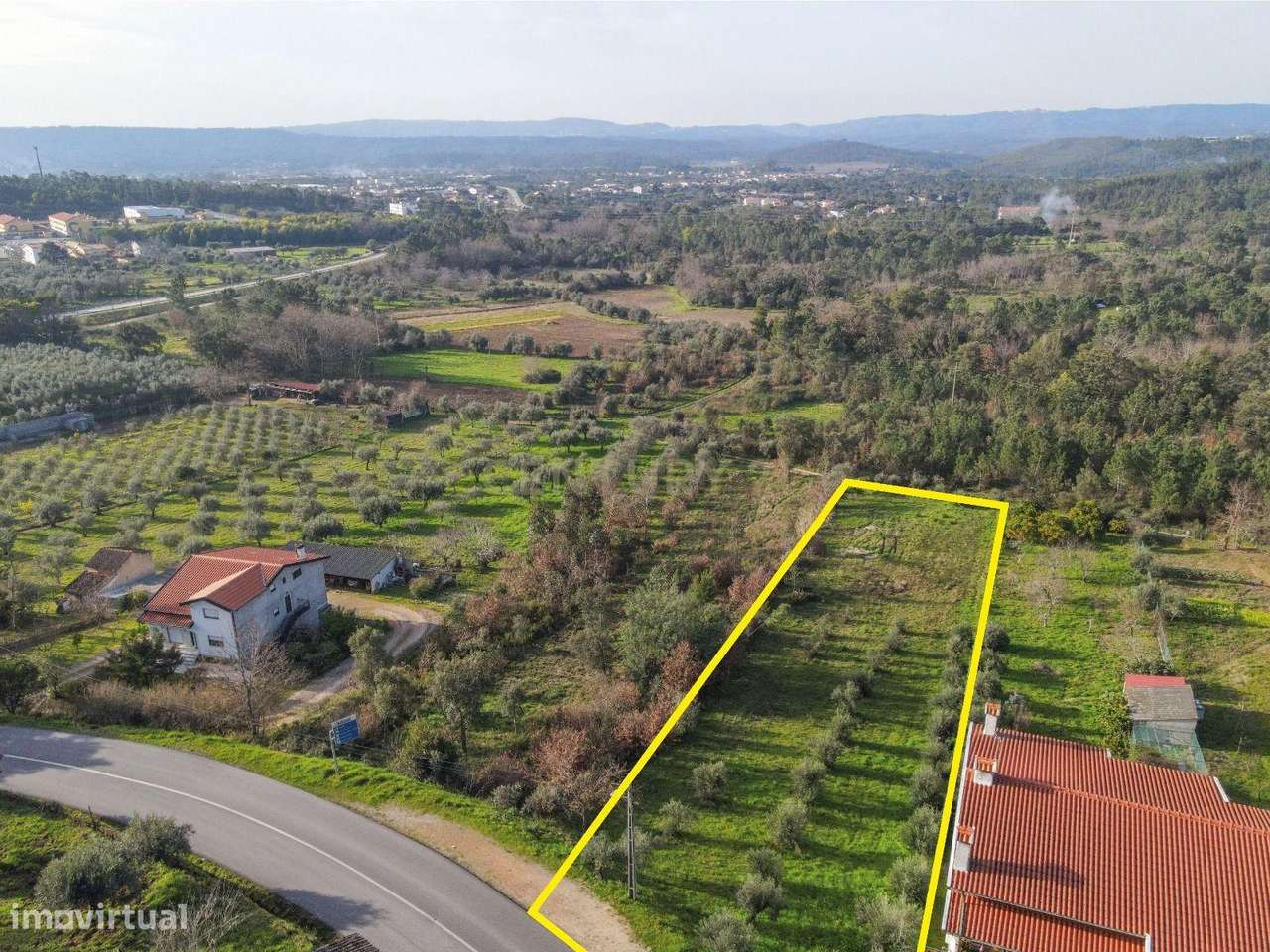 Terreno retangular de 2580m2 abrangido pelo PDM bem localizado em Vila - Grande imagem: 3/11