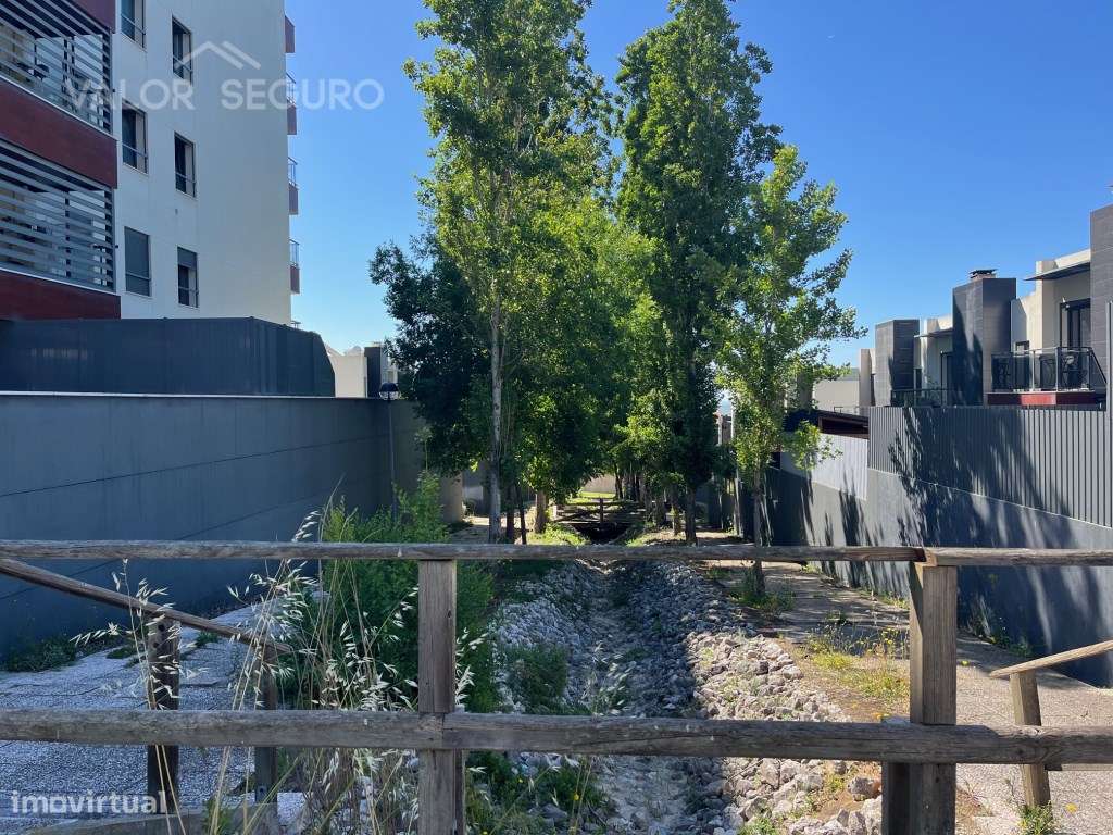 Apartamento T3 novo com garagem 2 viaturas no Sobralinho-20