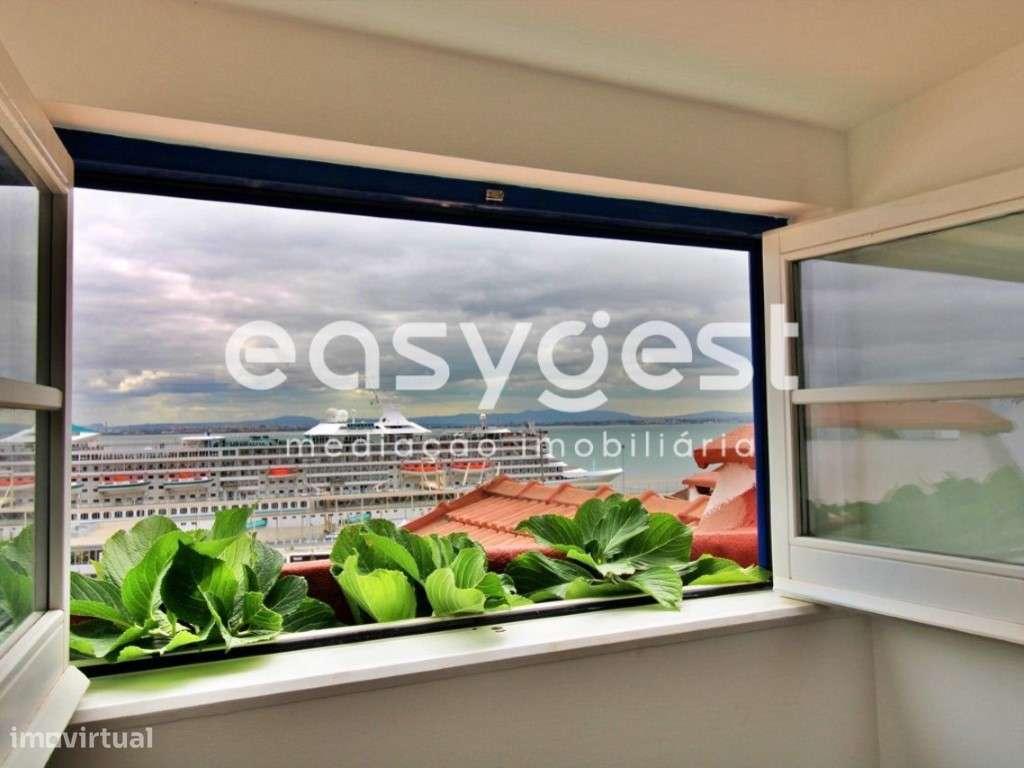Prédio com 5 apartamentos remodelados em Alfama com vista Rio - Grande imagem: 2/42