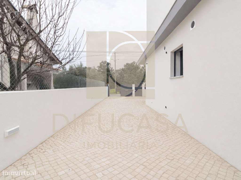 Moradia Isolada T4 c/ Piscina e Garagem-7