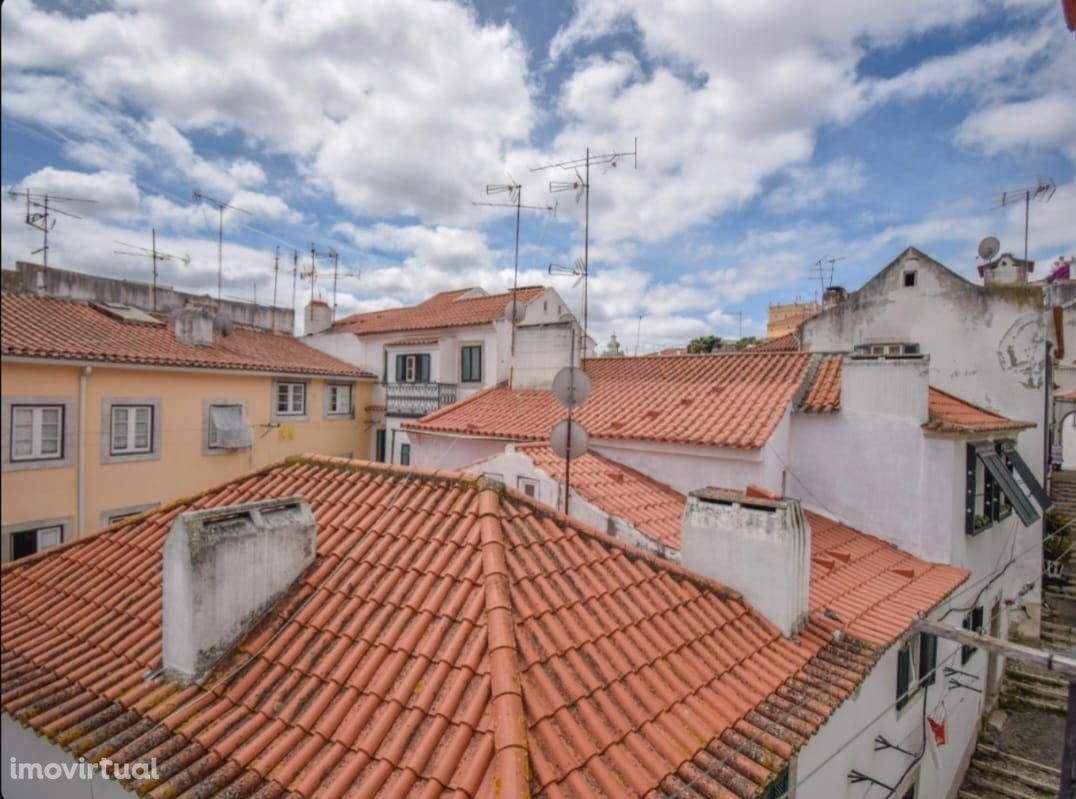 Apartamento T2, situado no coração de Alfama, com vista rio.