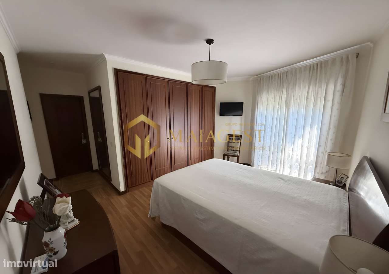Apartamento T2 Renovado na Madalena com Garagem e Arrumos-29