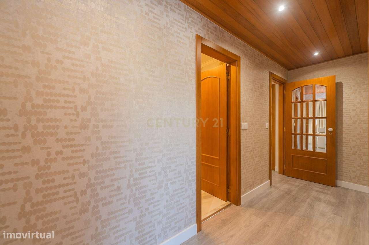 Apartamento T3 com Garagem em Loures-31