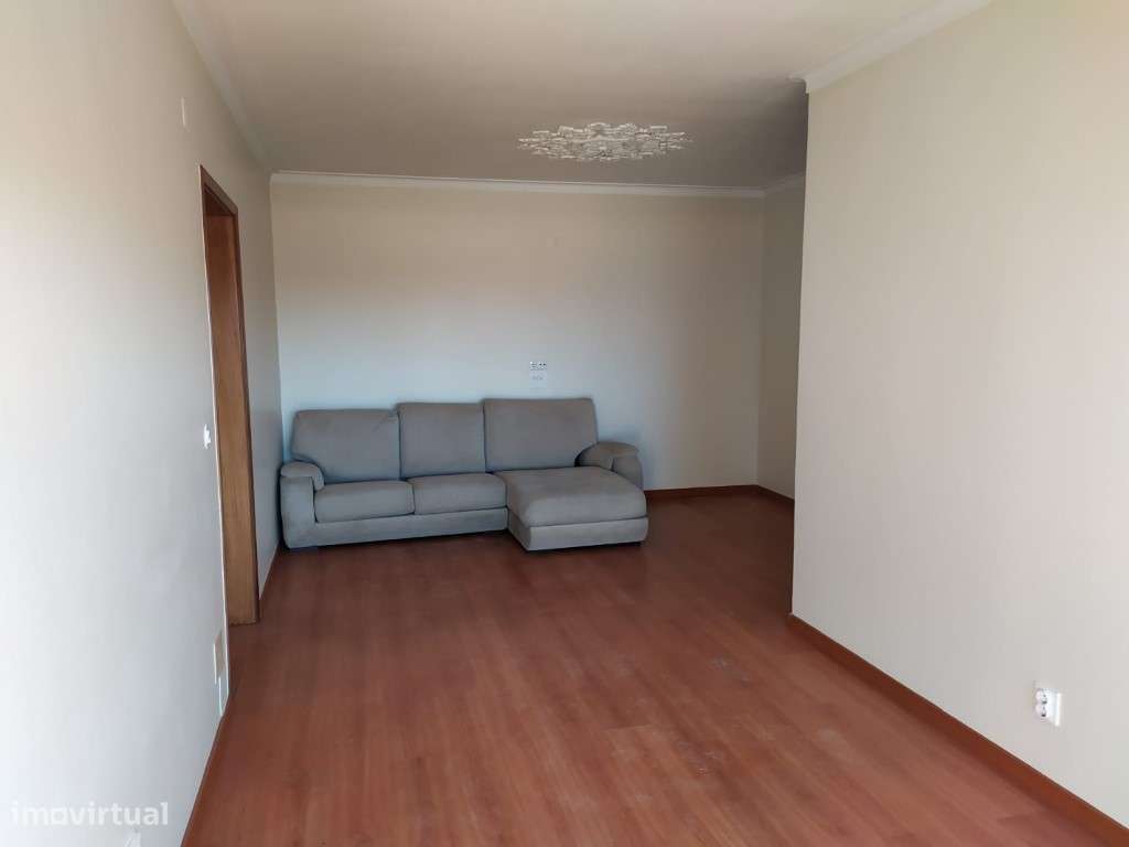 T2 remodelado e semiequipado em Queluz - Grande imagem: 5/22