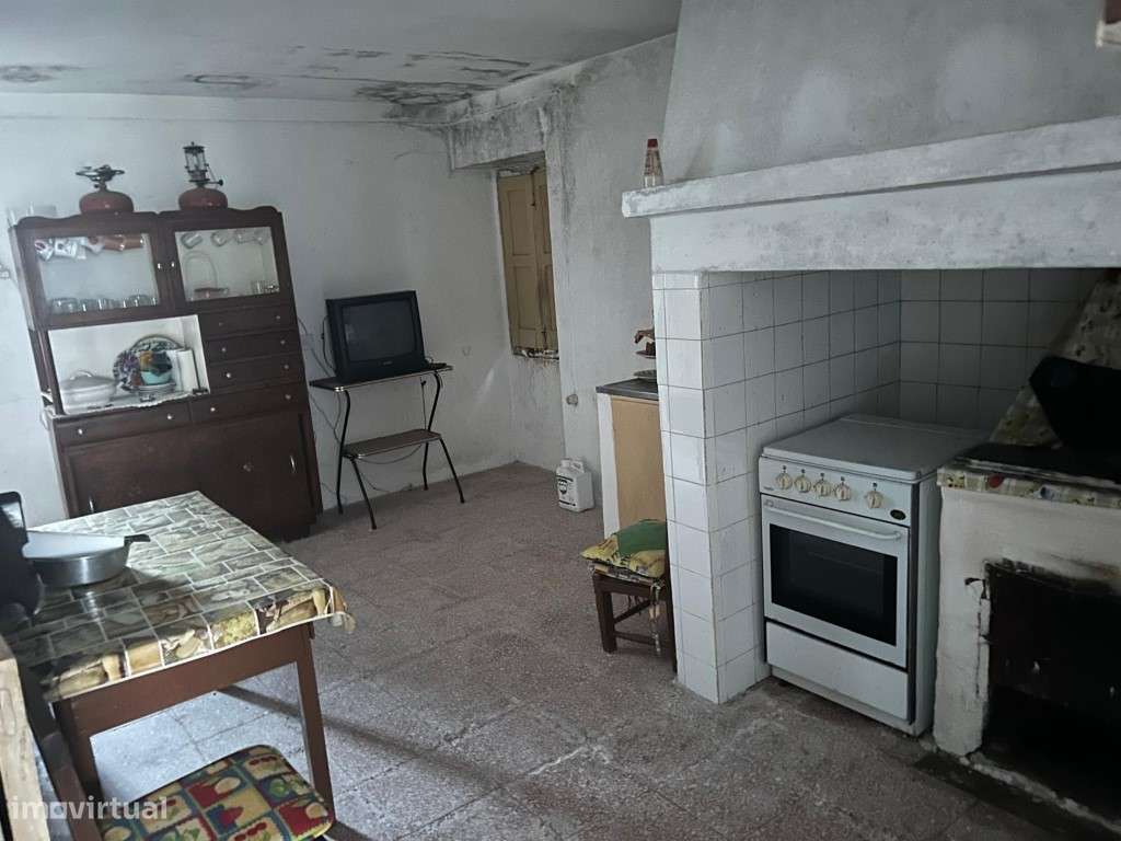 Moradia tipologia T6 de rés do chão e primeiro andar - Grande imagem: 2/35