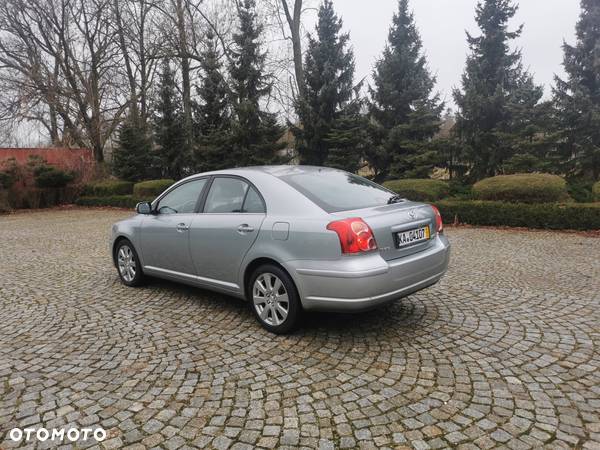 Toyota Avensis 2.0 D-4D Executive - 5