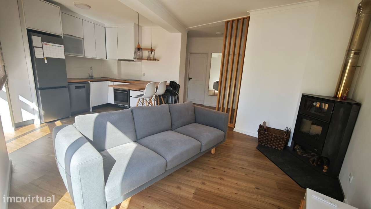 Apartamento T2 remodelado, com varanda e sótão. Centro da cidade.-0