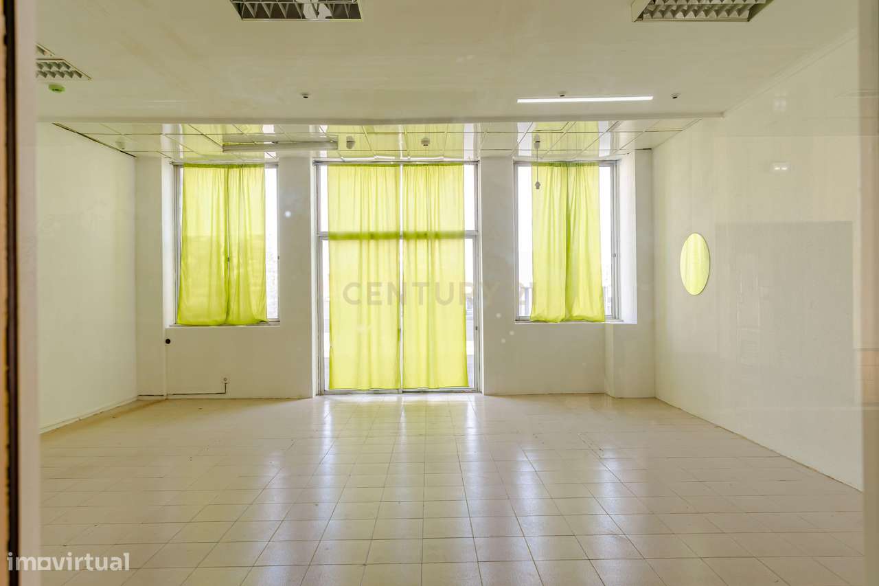 Loja no Centro Comercial da Amora - Grande imagem: 2/11