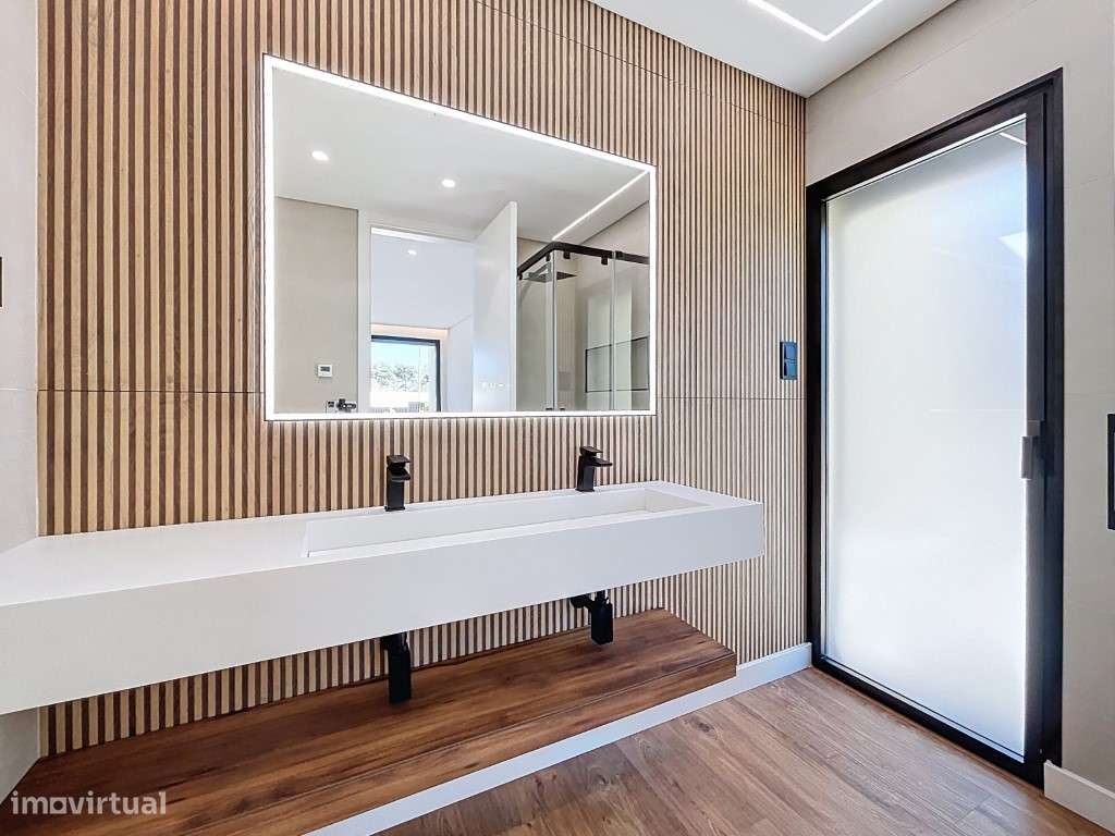 Moradia T5 na Aroeira - Charneca da Caparica.-11