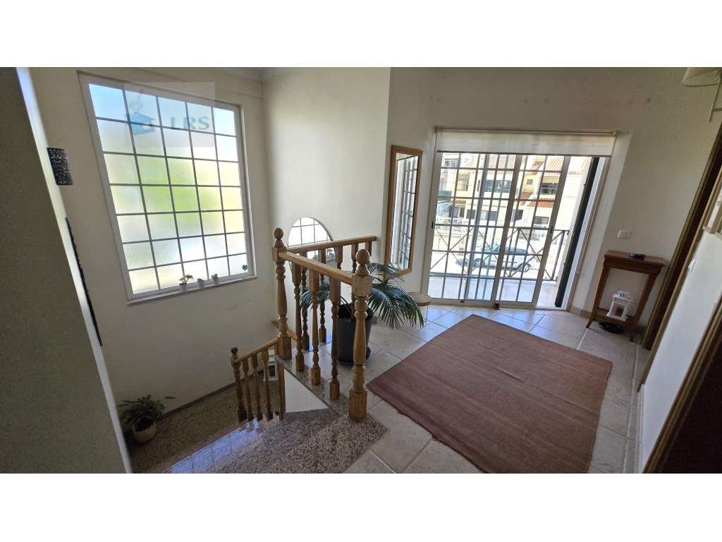 Moradia em Alcoitão - Excelente Oportunidade

Situada numa zona r...-23