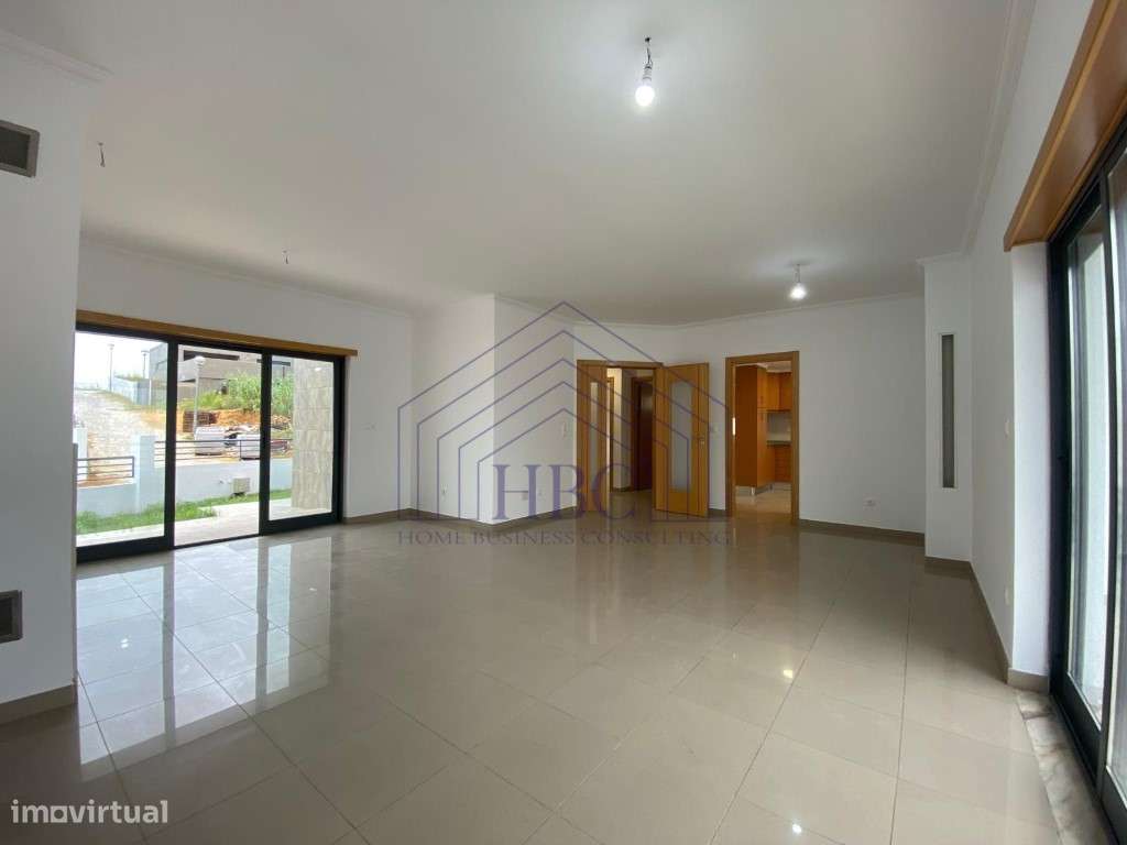 Moradia T5 Moderna e Remodelada no Feijó - Espaço, Conforto e Exclu...-7