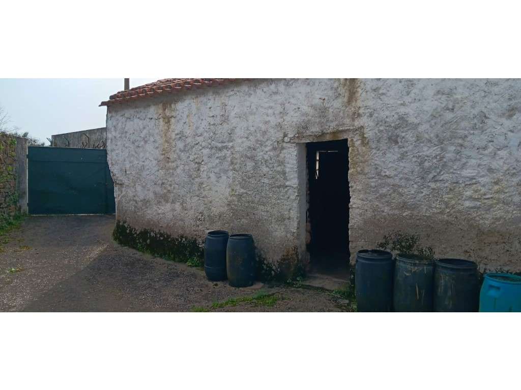 Moradia T4 com jardim, terreno e garagem - Aldeia da Quebrada-10